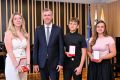 FOTOGRAFIJA najučenci glasbene šole Marjana Kozine Novo mesto z županom Gregorjem Macedonijem